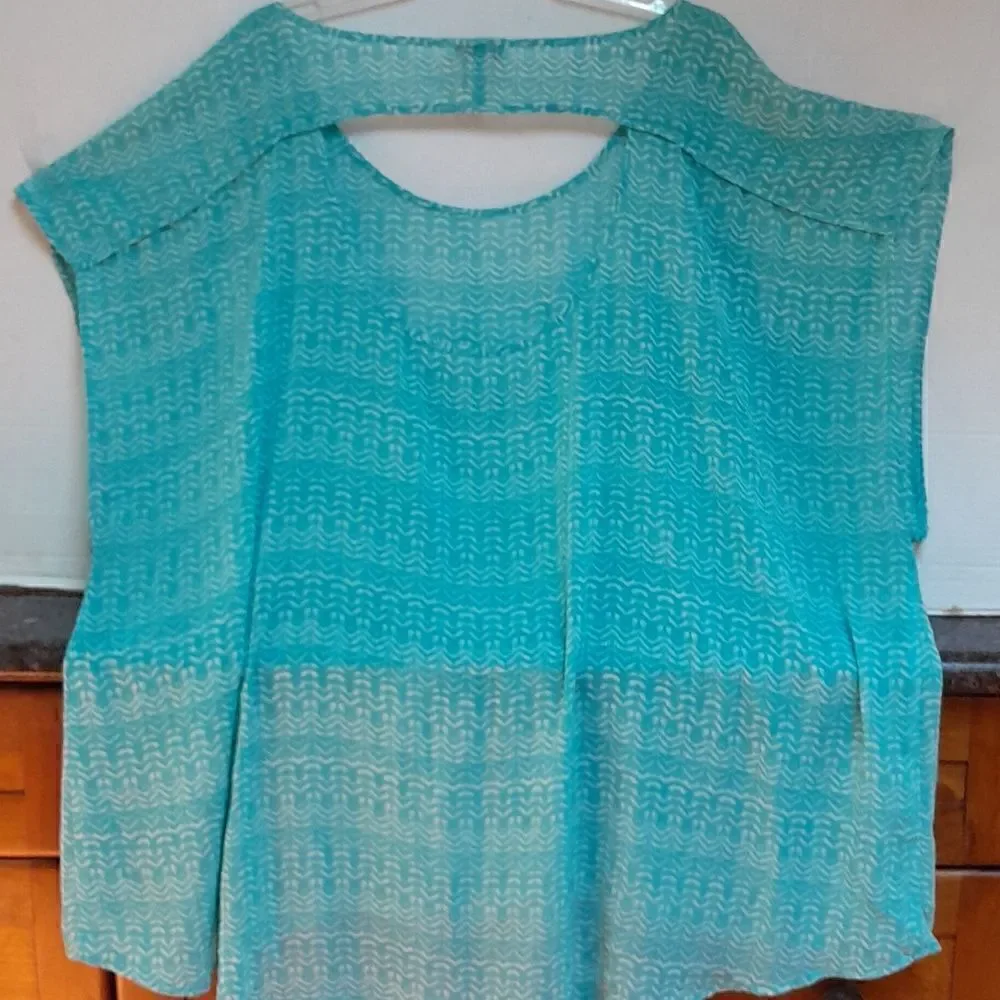 Torrid Ikat Print Open Back Blouse...EUC..Size 5 - Picture 3 of 5